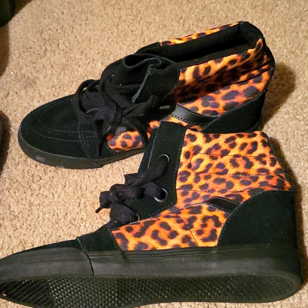 Wedge tennis shoes